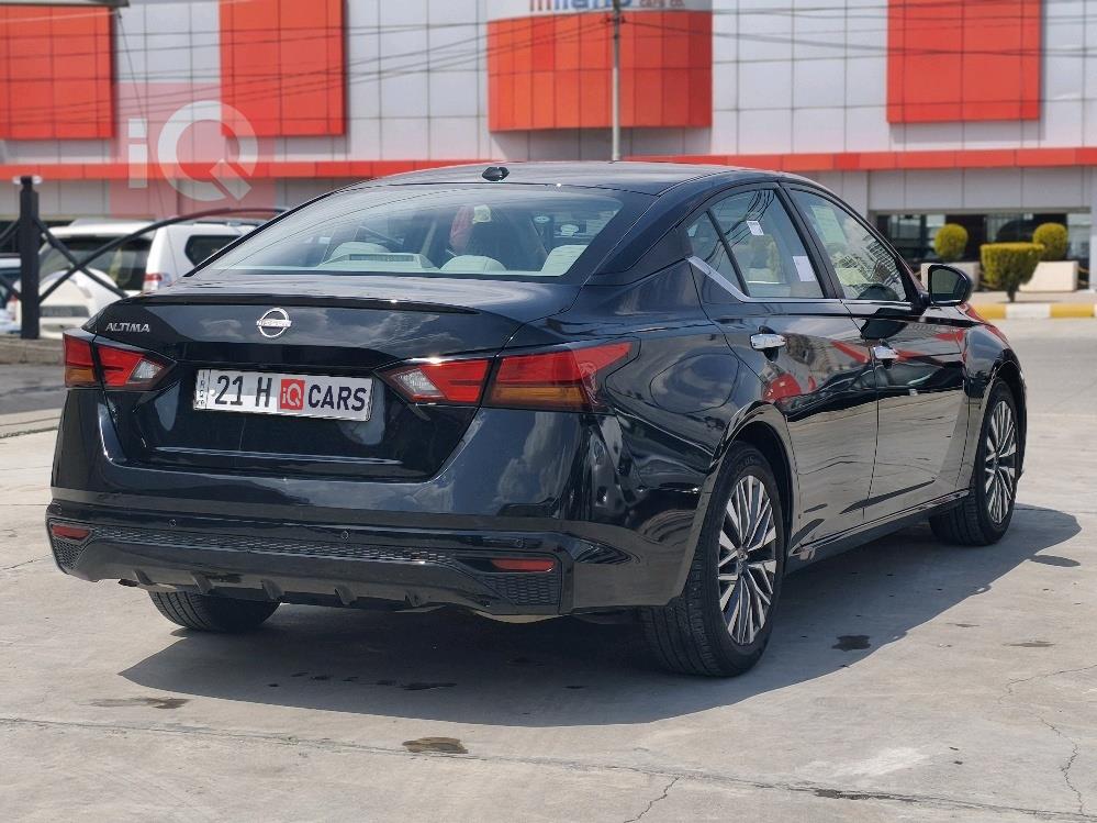 نيسان ألتيما